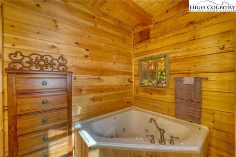 Bath - 206 Foxgrape Hollow Rd, Beech Mountain, NC 28604 photo 5 of 8