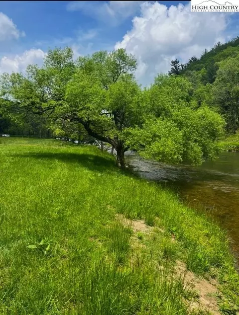 2495 Garvey Bridge Rd, Crumpler, NC 28617 photo 2