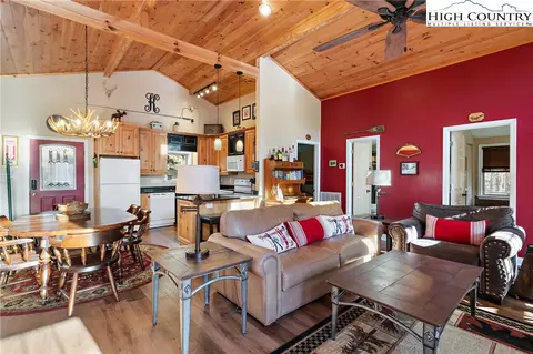 Living - 117 Pond Creek Rd, Beech Mountain, NC 28604 photo 5 of 8