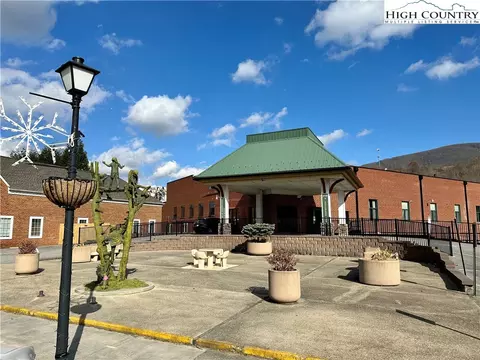 215 S Jefferson Ave #209, West Jefferson, NC 28694