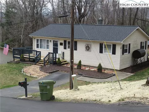 215 Lucas St, Sparta, NC 28675