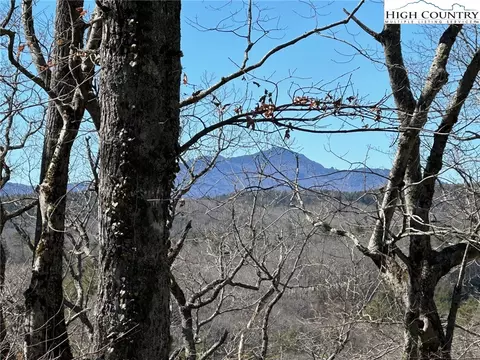 678 Dameron Dr, Blowing Rock, NC 28605