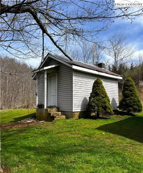 159 G St, Lansing, NC 28643 photo 4