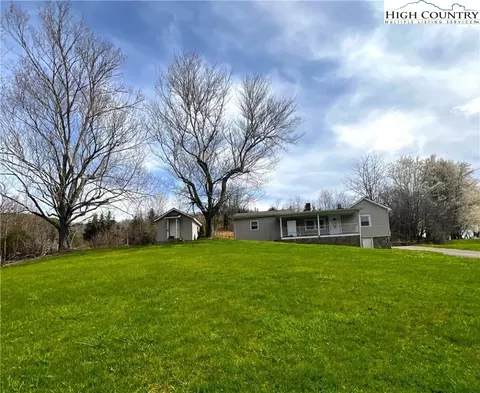 159 G St, Lansing, NC 28643