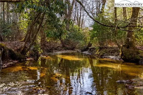 10 Little Creek Ln, Glade Valley, NC 28627