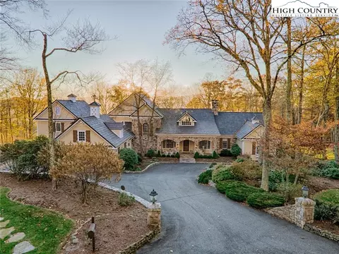 26 Holly Ln, Banner Elk, NC 28604