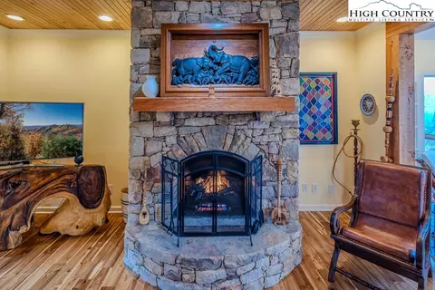 Living - 909 Daisy Ridge Rd, Banner Elk, NC 28604 photo 2 of 3
