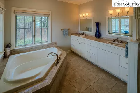 Bath - 909 Daisy Ridge Rd, Banner Elk, NC 28604 photo 1 of 5