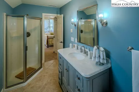 Bath - 909 Daisy Ridge Rd, Banner Elk, NC 28604 photo 3 of 5