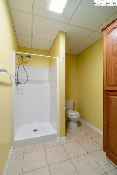 Bath - 3036 Little Windfall Rd, Lansing, NC 28643 photo 6 of 7