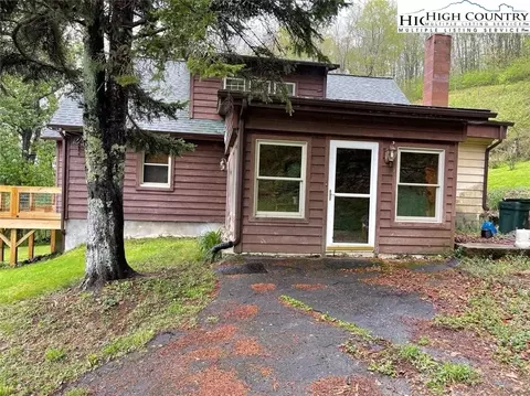 743 School House Rd, Whitetop, VA 24292