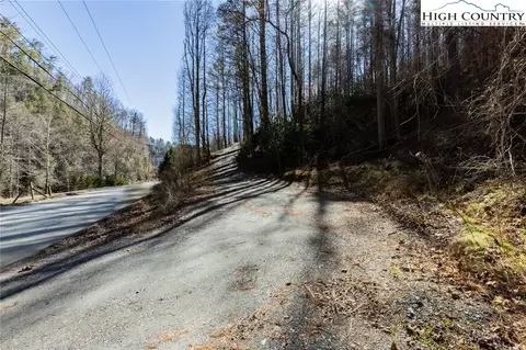 8076 Elk Creek Rd, Deep Gap, NC 28618 photo 2