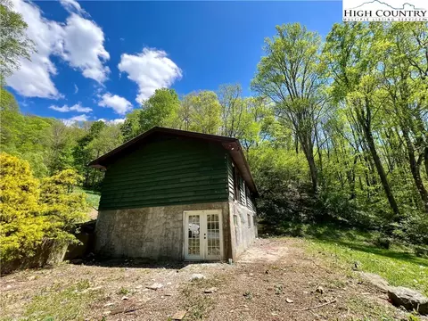 686 Will Perry Rd, Vilas, NC 28692 photo 4