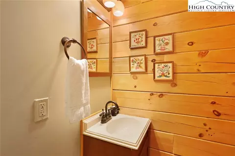 Bath - 327 Skyview St, Deep Gap, NC 28618 photo 4 of 6