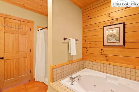 Bath - 327 Skyview St, Deep Gap, NC 28618 photo 2 of 6
