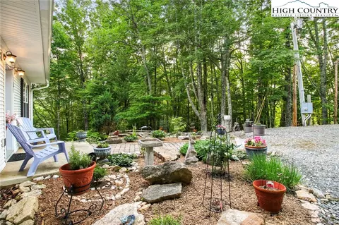 107 Huckleberry Ln, Beech Mountain, NC 28604 photo 2