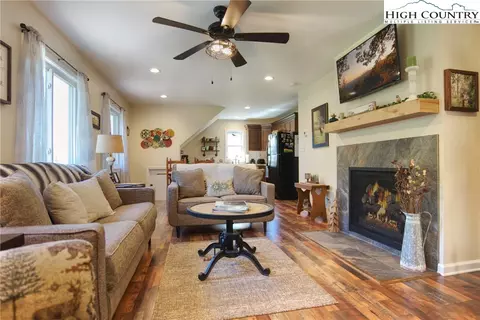 15575 W Us Hwy 421 Hwy, Purlear, NC 28665