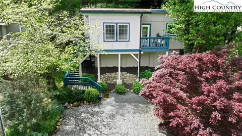 140 Trout Pond Ln, Banner Elk, NC 28604