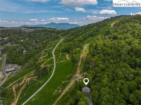 22 Slopes Ln, Beech Mountain, NC 28604