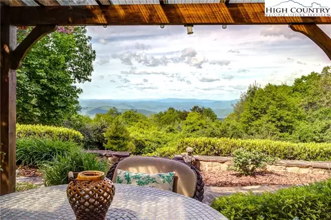 372 Longview Cir, Roaring Gap, NC 28668 photo 9