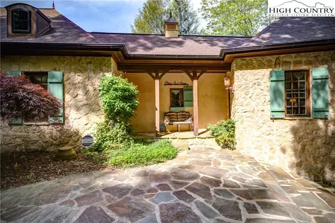 372 Longview Cir, Roaring Gap, NC 28668 photo 3