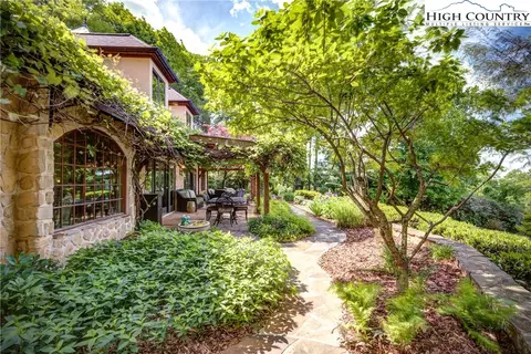 372 Longview Cir, Roaring Gap, NC 28668 photo 11