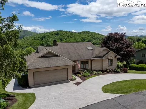 130 Golf View Ct, West Jefferson, NC 28694
