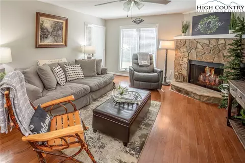 148 Royal Oaks Dr #215, Blowing Rock, NC 28605