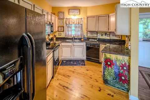 194 Tangle Ln, Seven Devils, NC 28604 photo 10