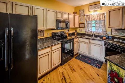 194 Tangle Ln, Seven Devils, NC 28604 photo 11