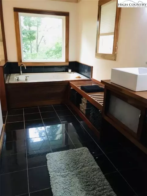 Bath - 2472 Junaluska Rd, Boone, NC 28607 photo 2 of 4