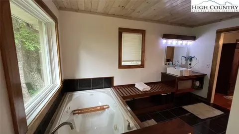 Bath - 2472 Junaluska Rd, Boone, NC 28607 photo 3 of 4