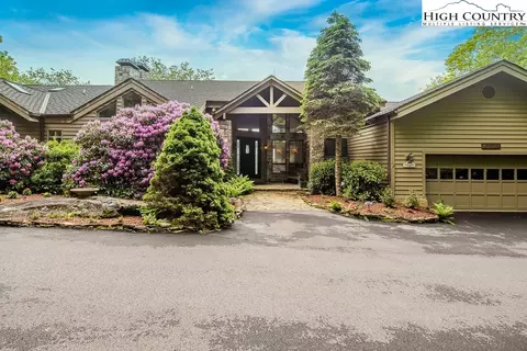 1042 Club Cliffs Dr, Linville, NC 28646