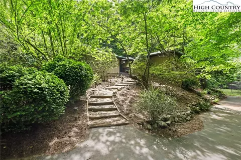 219 Rhododendron Ln, Boone, NC 28607