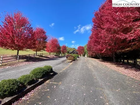 15 Twin Oaks Mountain Blvd, Sparta, NC 28675