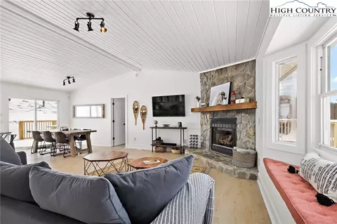 1120 Horse Bottom Rd, Banner Elk, NC 28604