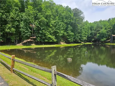 563 Laurel Cir W, Deep Gap, NC 28618 photo 3