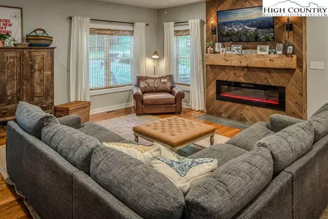 884 Queen, Boone, NC 28607 photo 4