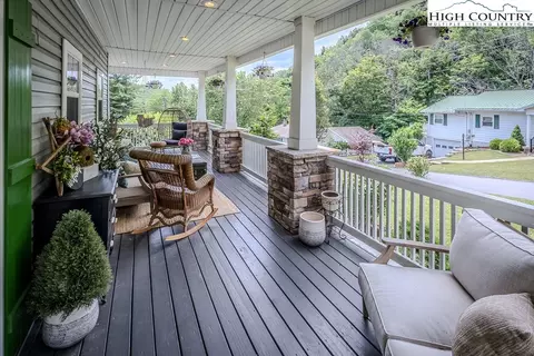 884 Queen, Boone, NC 28607 photo 2