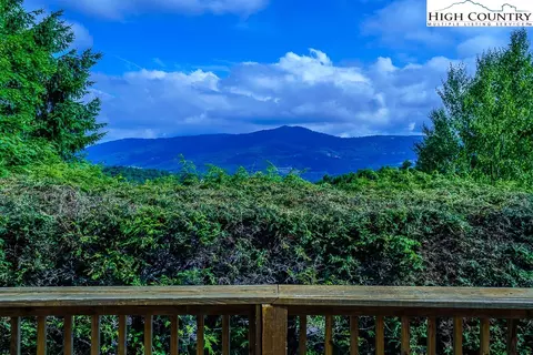 251 Crestview Ln, Sugar Mountain, NC 28604