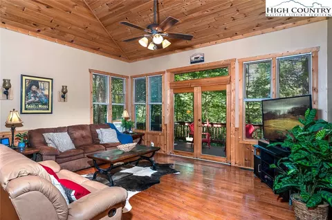 731 Pine Ridge Rd, Beech Mountain, NC 28604