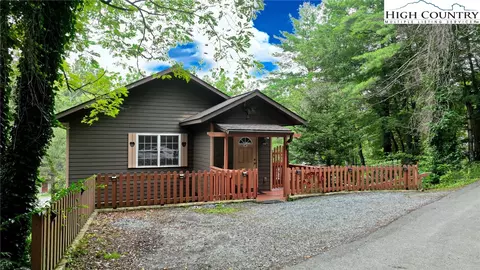 447 Clubhouse Dr, Banner Elk, NC 28604