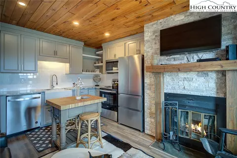 101 Sugar Ski Dr #112, Sugar Mountain, NC 28604