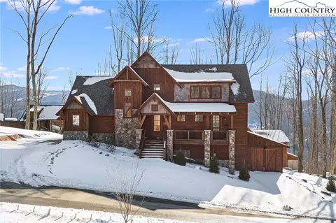 89 Village Court Ext, Banner Elk, NC 28604