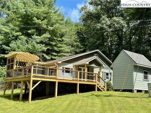 282 E Mountain View Lodge Dr, Jefferson, NC 28640