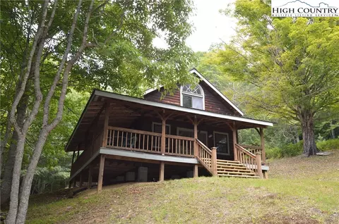 694 Rainwood Ln, Mouth Of Wilson, VA 24363
