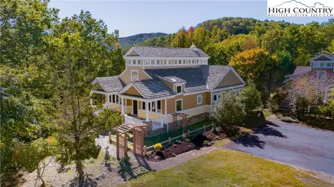 195 The Courtyard, Boone, NC 28607 photo 2