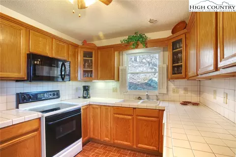 1706 Skyland Dr, Seven Devils, NC 28604 photo 4
