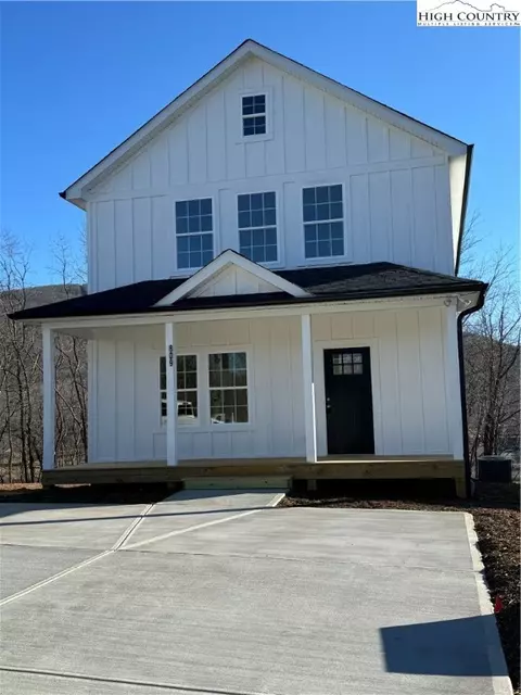 809 Hillcrest Ave, West Jefferson, NC 28694