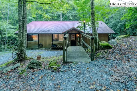 205 Dogwood Ln, Beech Mountain, NC 28604